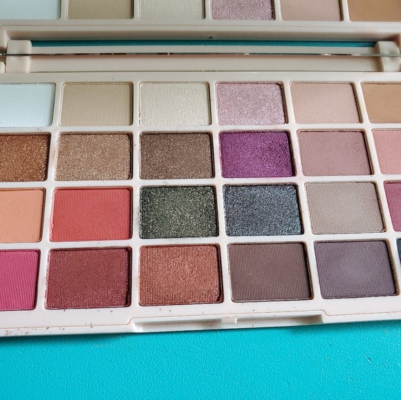 Soph x Makeup Revolution eyeshadow palette - Picture 3 of 3